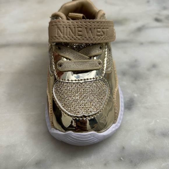 Size 3 Nine West gold toddler sneakers with Velcro strap - Picture 4 of 9